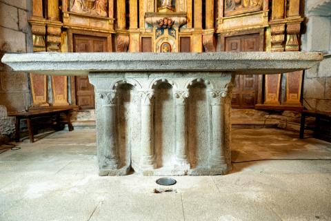 Altar y frontal medieval